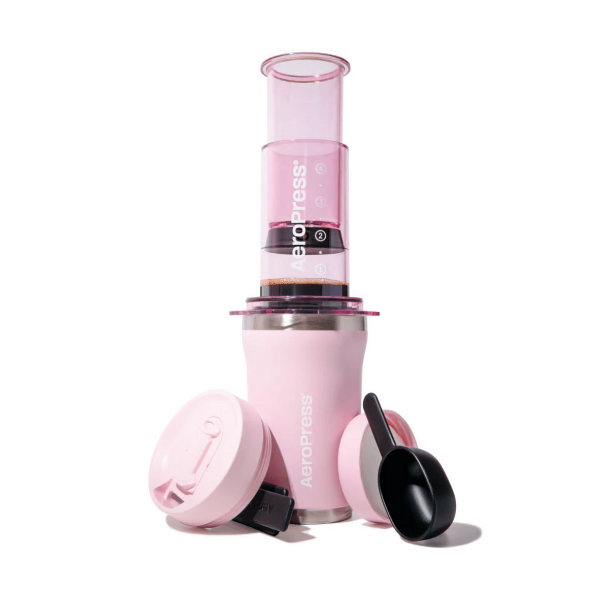 AeroPress Go Plus Kaffee-Zubereiter – rosa Ausführung mit Reisebecher und Zubehör