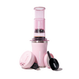 AeroPress Go Plus Kaffee-Zubereiter – rosa Ausführung mit Reisebecher und Zubehör