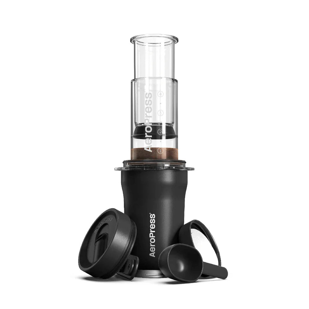 AeroPress Go Plus Kaffee-Zubereiter – schwarze Ausführung mit Reisebecher und Zubehör
