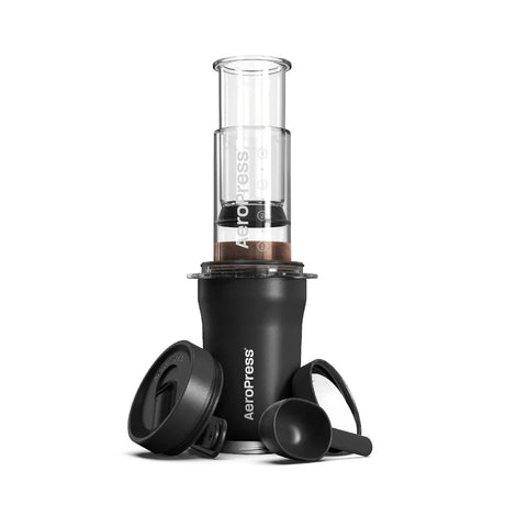 AeroPress Go Plus Kaffee-Zubereiter – schwarze Ausführung mit Reisebecher und Zubehör