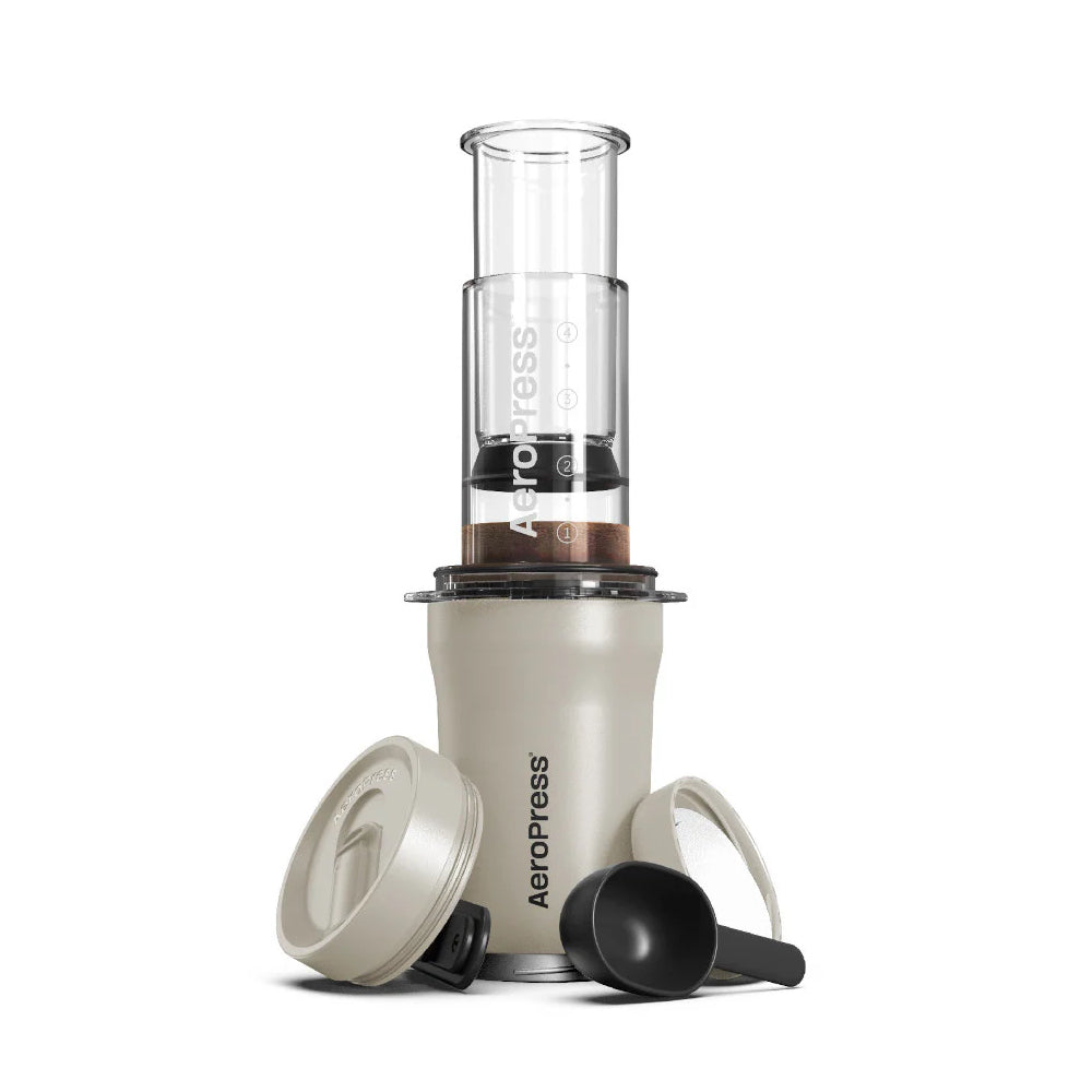 AeroPress Go Plus Kaffee-Zubereiter – hellgraue Ausführung mit Reisebecher und Zubehör