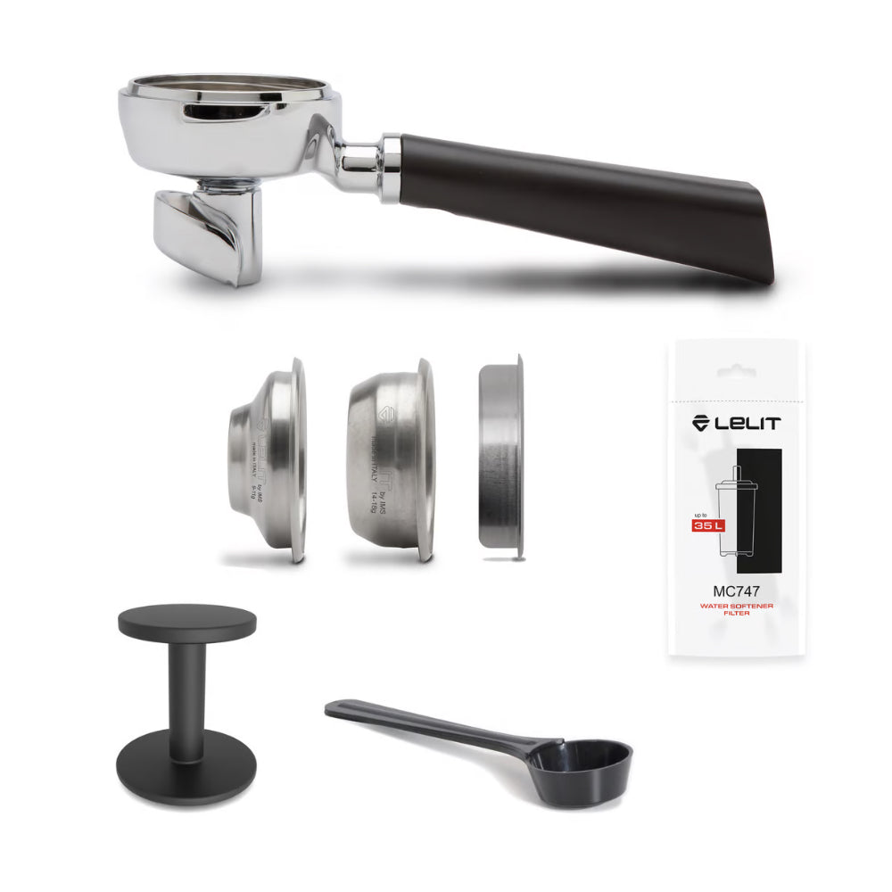 LELIT Kate PL82T Espressomaschine mit Mühle – abgebildetes Zubehör mit Siebträger, Sieben, Tamper und Dosierlöffel