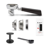 LELIT Kate PL82T Espressomaschine mit Mühle – abgebildetes Zubehör mit Siebträger, Sieben, Tamper und Dosierlöffel