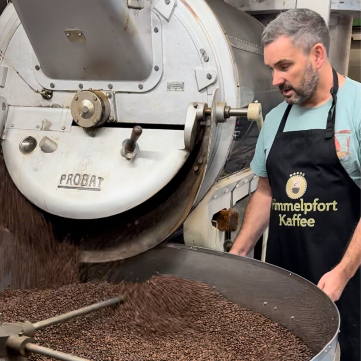 Patrick bei der Arbeit am Kaffeeröster