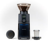 Baratza Encore ESP Pro – Frontansicht mit Dosierbecher und Zubehör